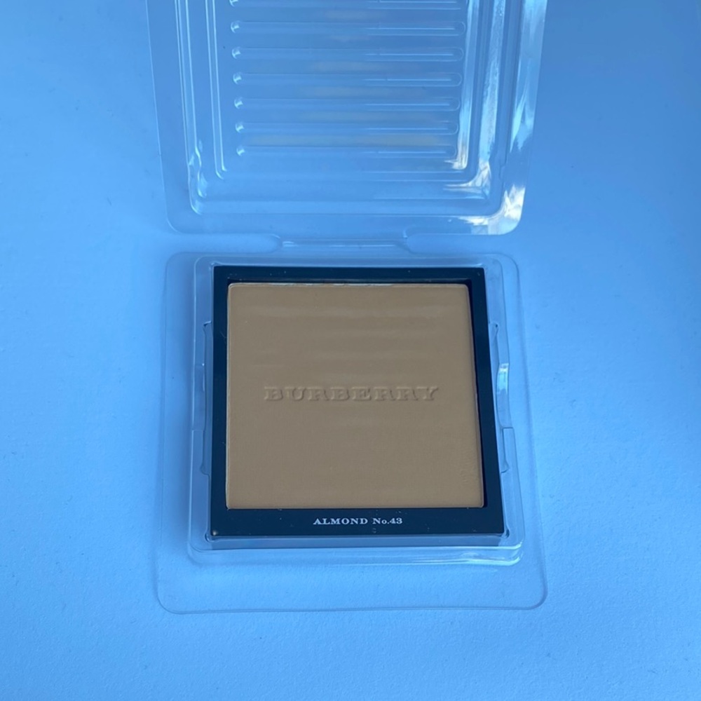 Burberry Almond No.43 cashmere Powder compact